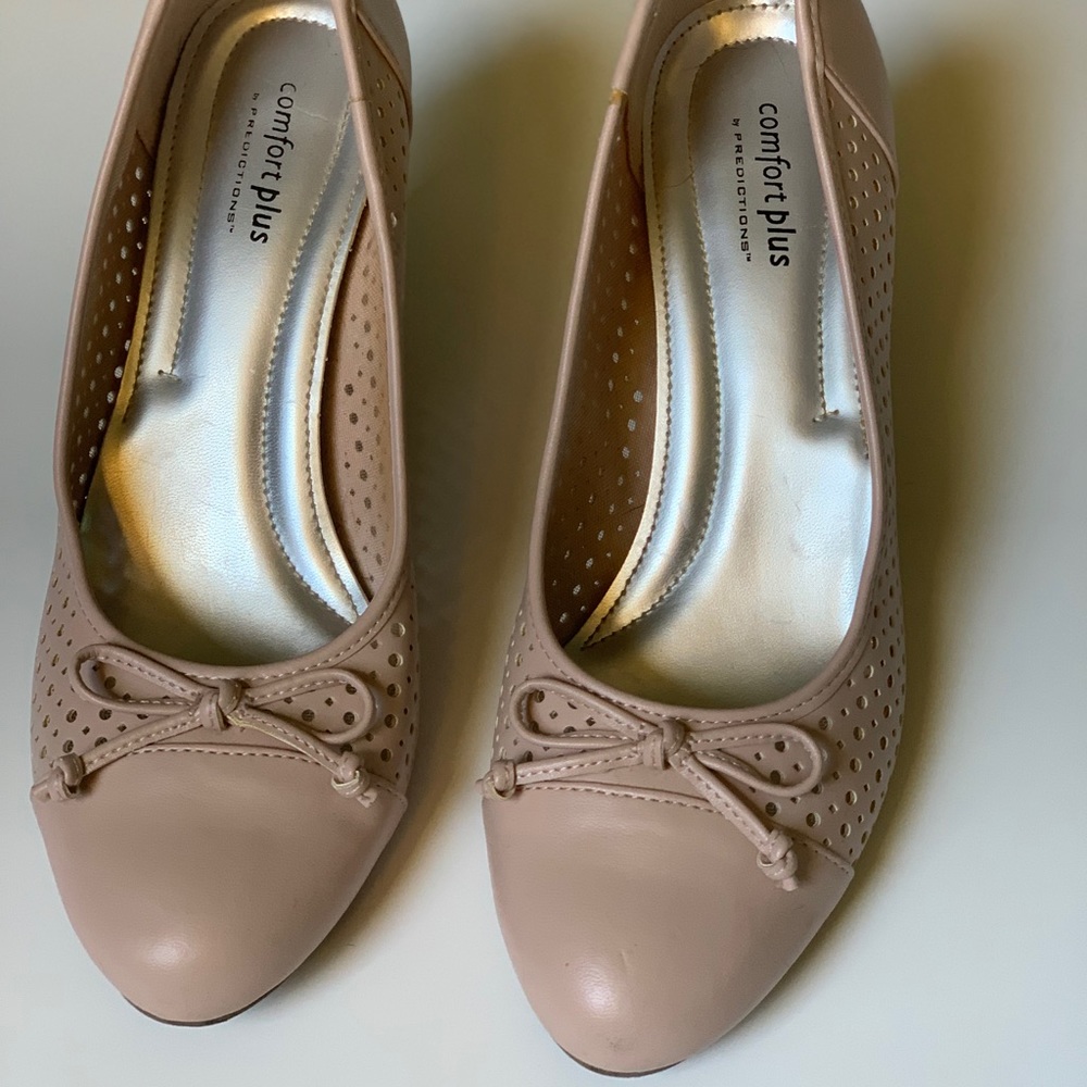 Light pink eyelet low pumps